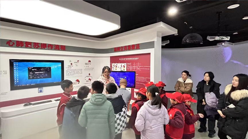 生命安全教育馆小学团队研学实践活动，心肺复苏，海姆立克急救法.jpg