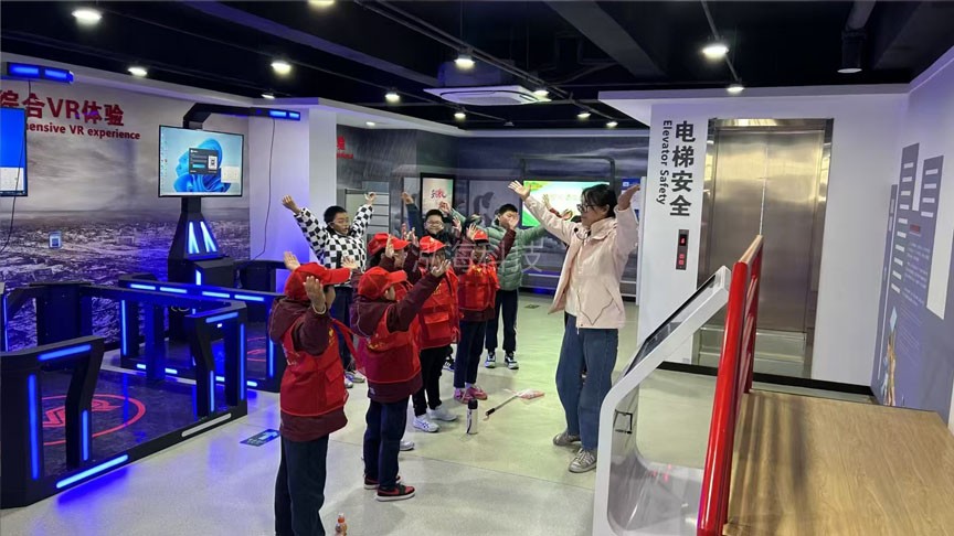 生命安全教育馆小学团队研学实践活动，VR体验，电梯安全.jpg