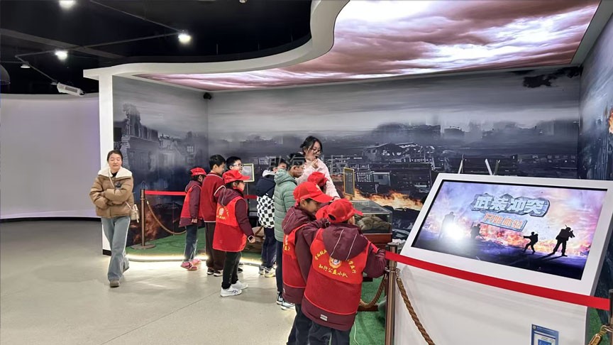 生命安全教育馆小学团队研学实践活动，战地救助实景展示，武装冲突学习.jpg